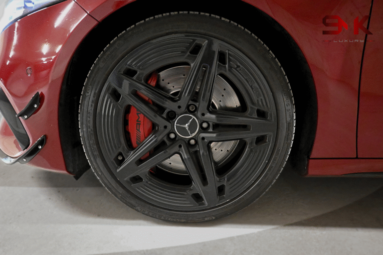 Mercedes A45S AMG rouge disponible à la location chez SMK Luxury