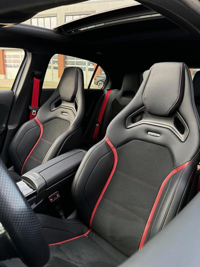 Mercedes A35 AMG grise disponible à la location chez SMK Luxury
