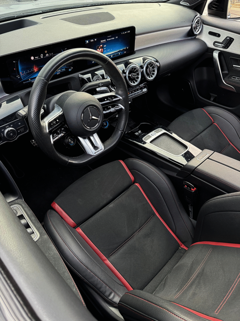 Mercedes A35 AMG grise disponible à la location chez SMK Luxury