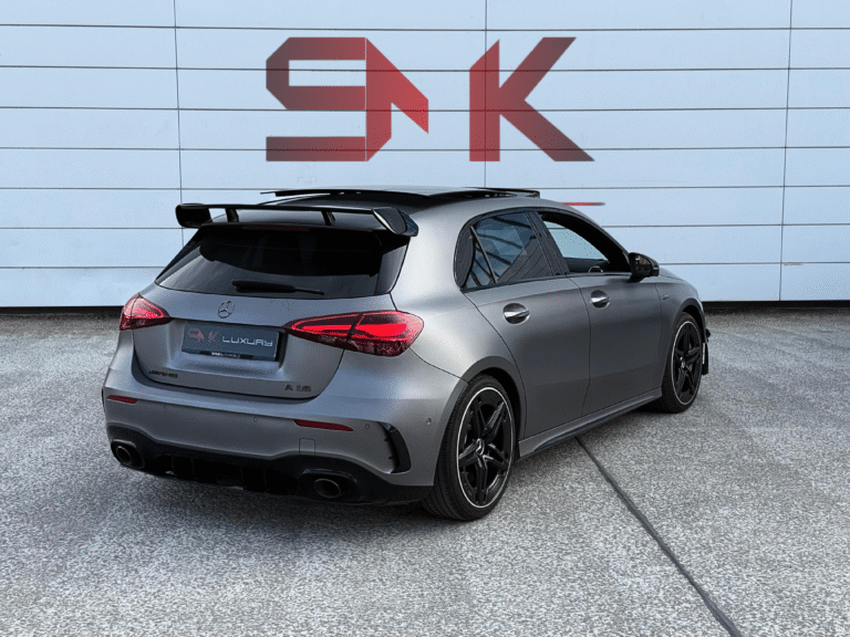 Mercedes A35 AMG grise disponible à la location chez SMK Luxury